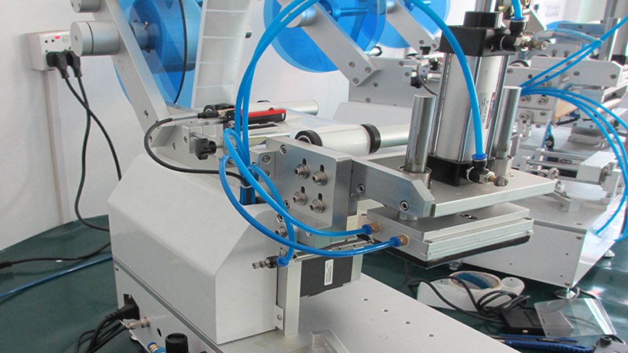 Mașină de etichetare a pungilor de plastic pentru pungi cu gura de scurgere semi-automată pentru suprafață plană