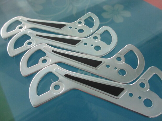 Mașină de etichetare a pungilor de plastic pentru pungi cu gura de scurgere semi-automată pentru suprafață plană