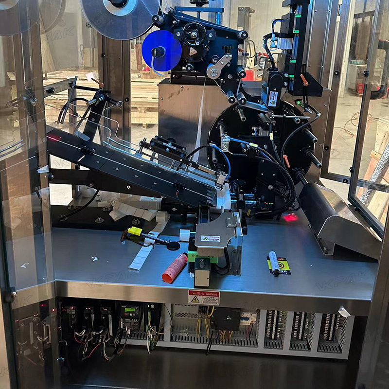 Mașină automată de etichetat tuburi moi din plastic cu sistem de alimentare cu tuburi