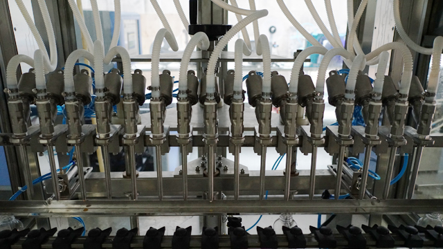 mașini de umplere gravitate.jpg