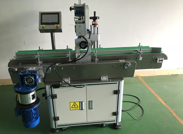 mașină de etichetat ruj personalizat.jpg