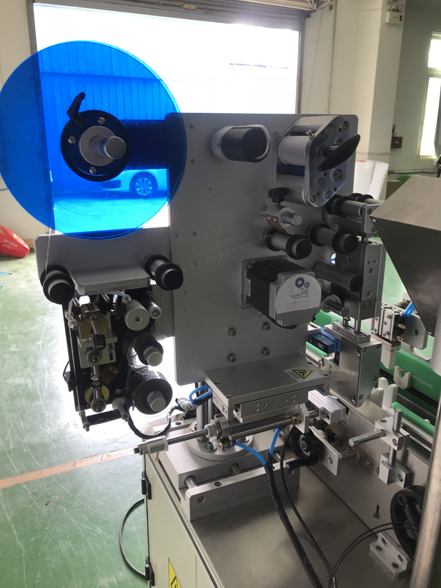 mașină de etichetat cu imprimantă.jpg