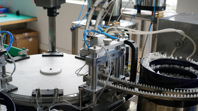 ROTARY umplerea e lichid în sticle de plastic.jpg