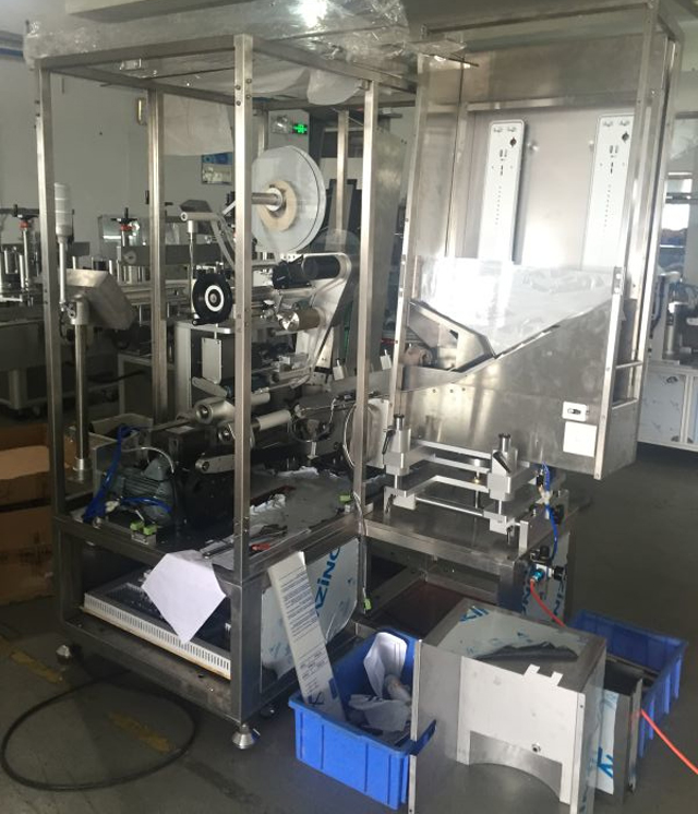 utilaje în fabrică etichetare tuburi.jpg