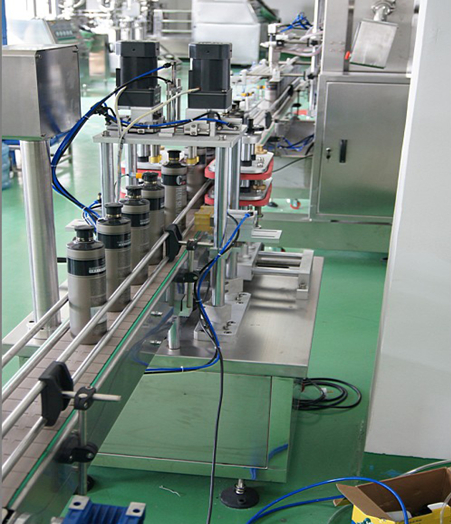 automatic capping machine with manual caps feeder system capsator automat cu alimentare manuala a capacelor.jpg