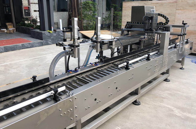 mașină de acoperire a găleților de ulei de umplere.jpg