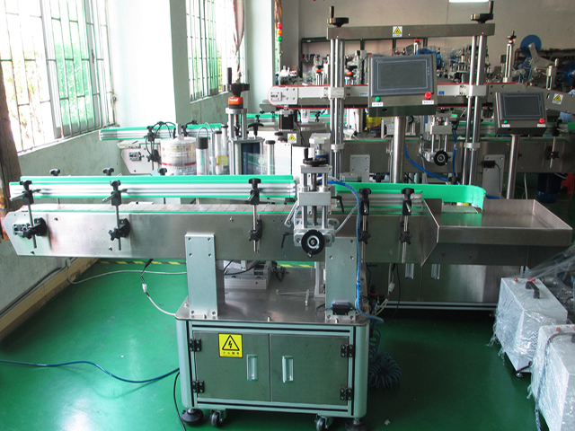 labeling machine with positioning system ECHIPAMENT DE ETICHETARE BOTTLES PLC.jpg