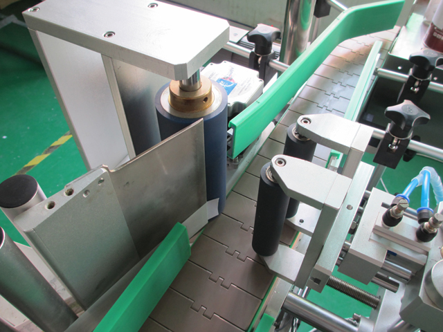 PLC controlling system bottle labeling machine ECHIPAMENT DE ETICHETARE STICLE PLC2.jpg