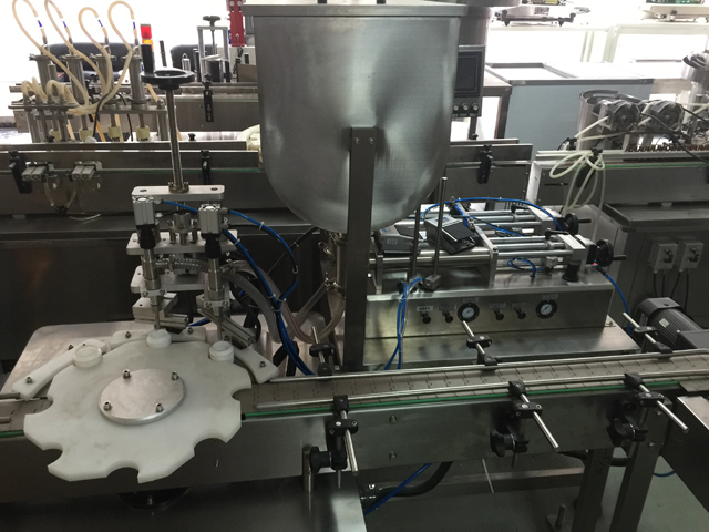 mașină de umplere două borcane.jpg