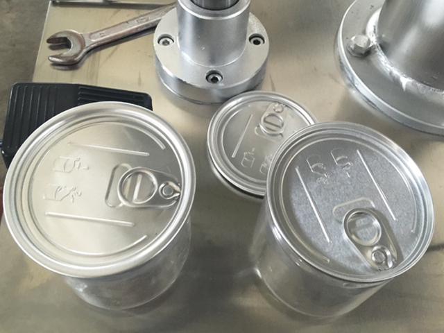 mașină de acoperit cutii metalice.jpg