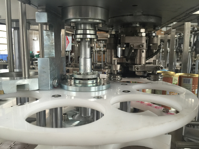 poziţia conservelor în timpul etanşării conservelor.jpg