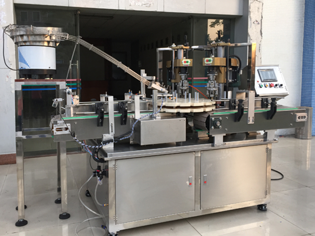 capping machine with 2 capping heads echipament de capsare cu șurub semi-automat.jpg