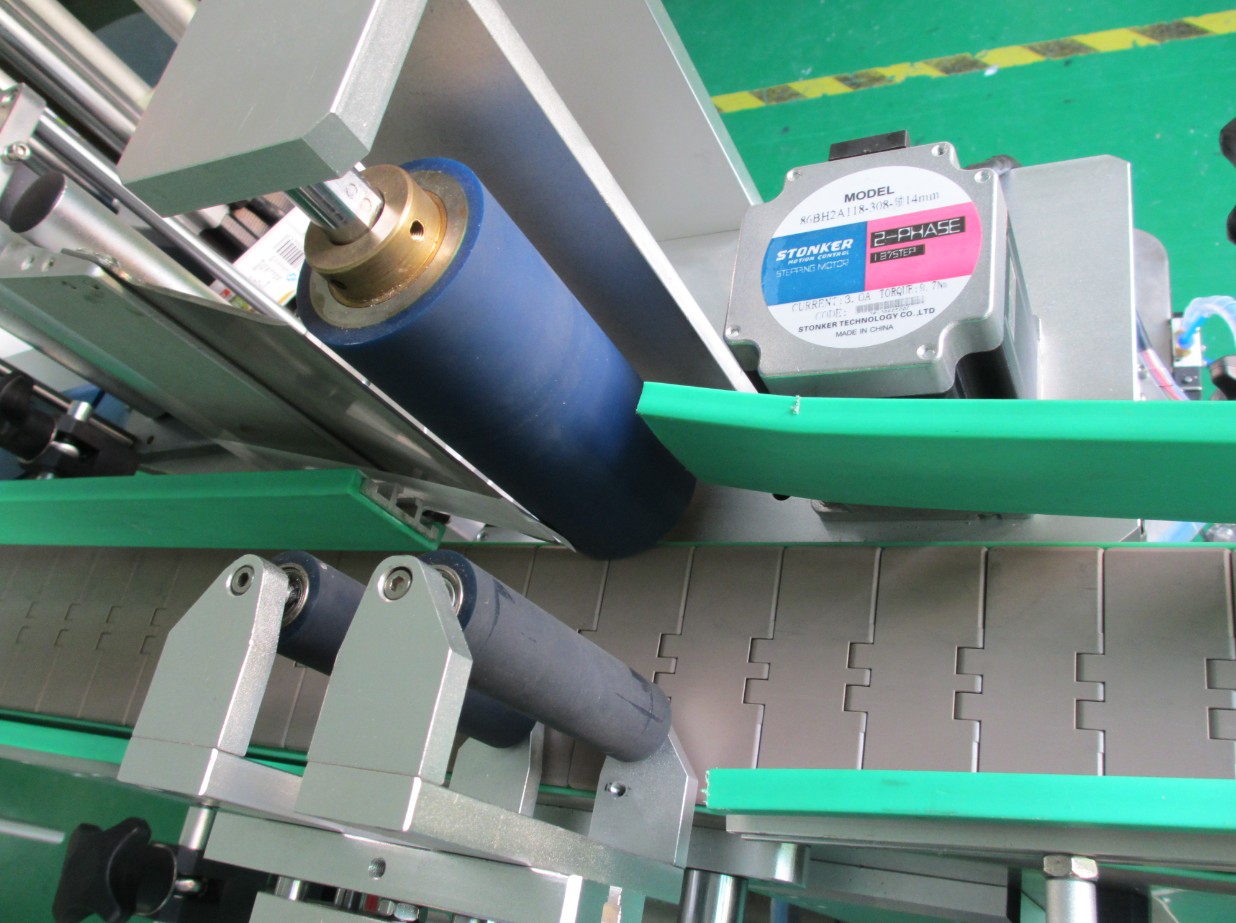 ECHIPAMENT DE ETICHETARE STICLE PLC2.jpg