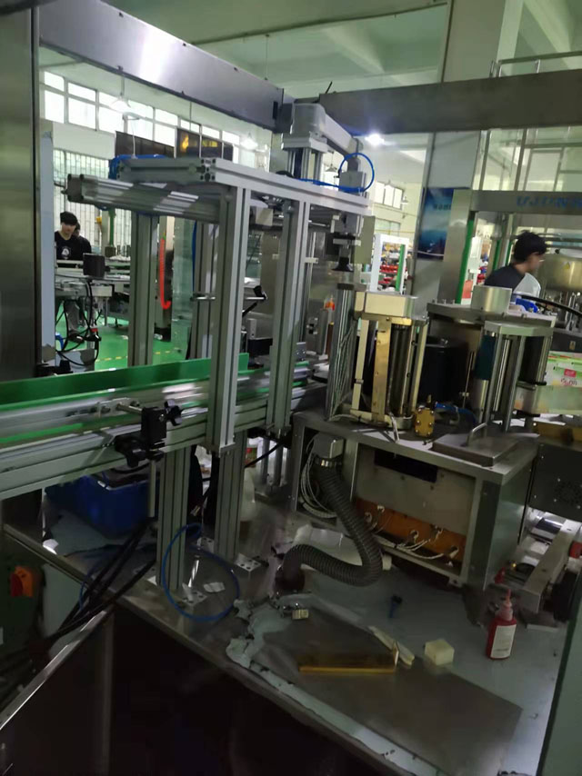 labeler cu topitură la cald.jpg