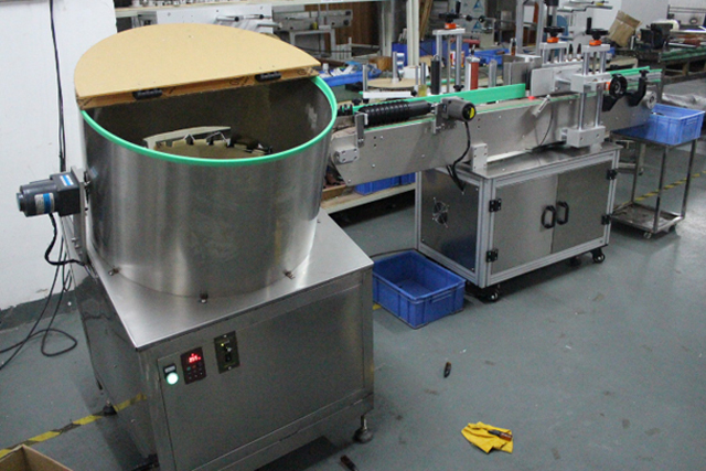 biberoane unscrambler feeding (3).jpg