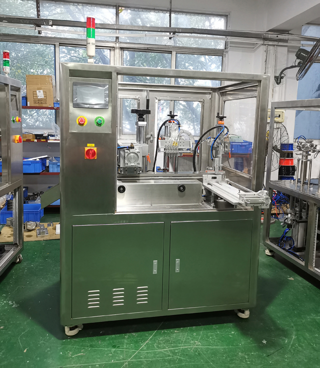 mașină în rezervor de stocare.jpg