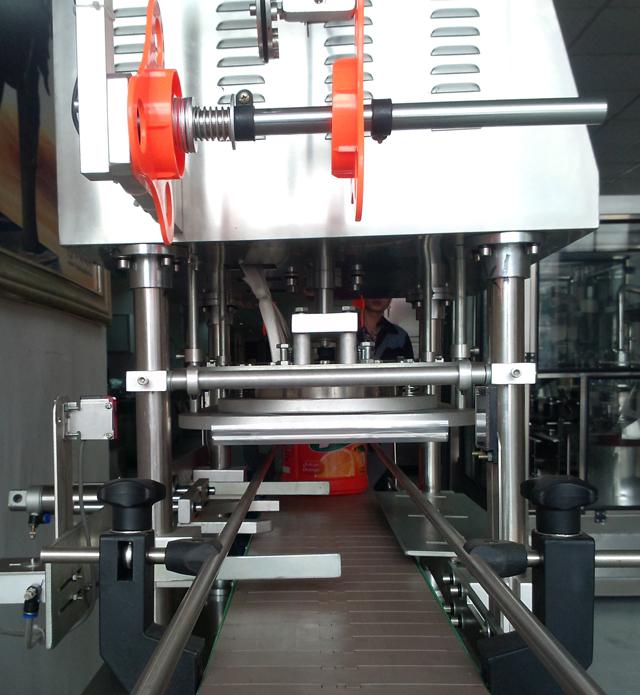 conveyor belt for jars sealing machine rola pentru incarcare film.jpg