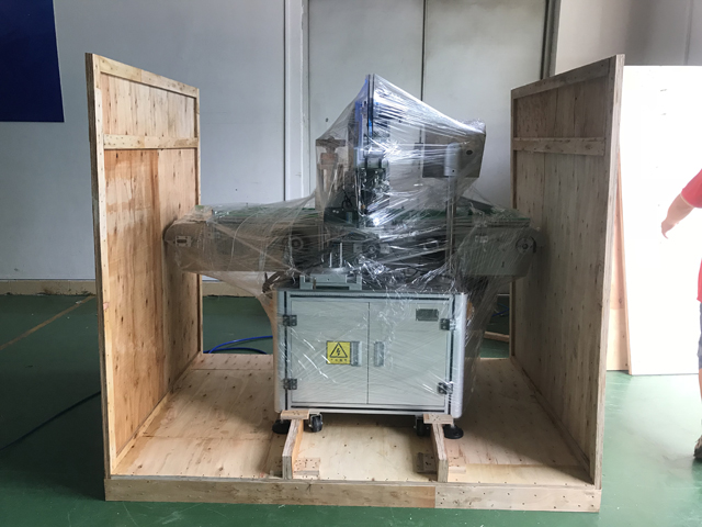 mașină de etichetat ruj.jpg