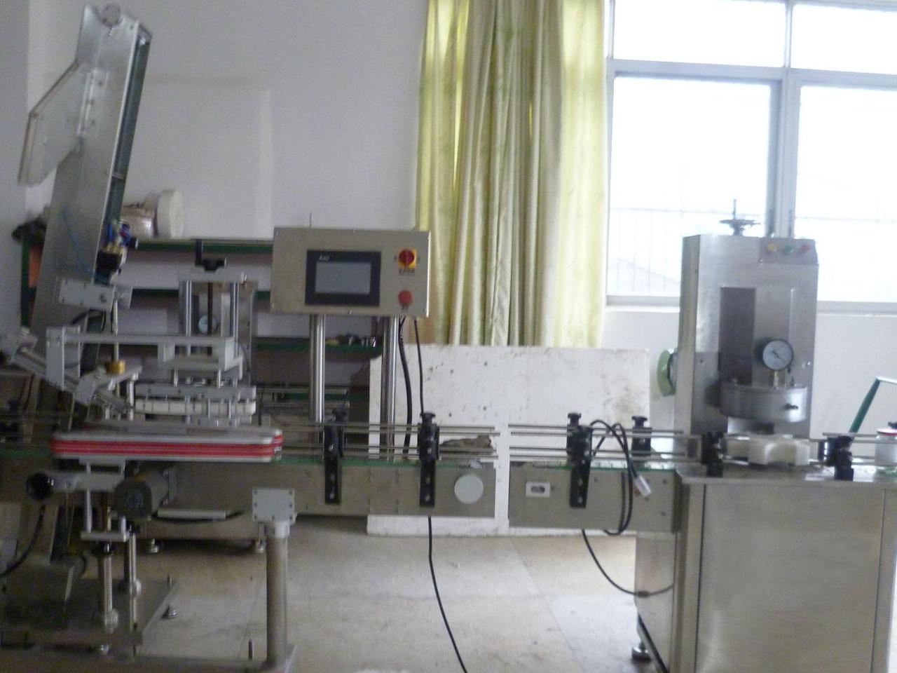 vacuum capping machine with cap placement capsule cu vid pentru borcan de sticlă.JPG
