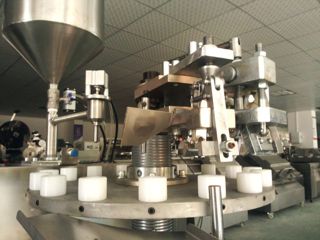 metal tubes filling folding machine masini de sigilat umplere tuburi in stoc.jpg