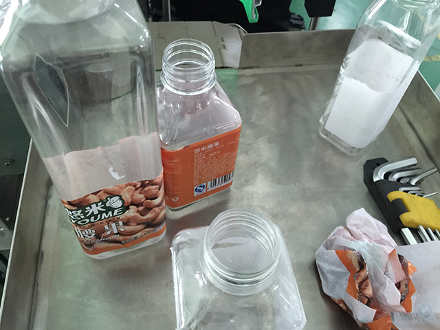 Mașină de etichetat butelii plate role de etichete (2).jpg