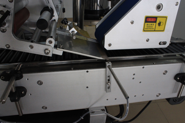 mașină de etichetat.JPG