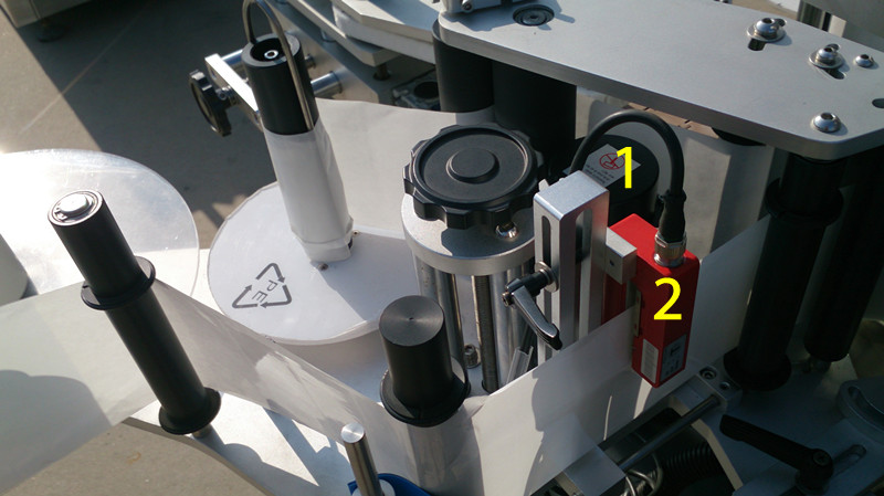 labeling machine for E liquid small bottles etichetare pentru E lichid close pictures.jpg