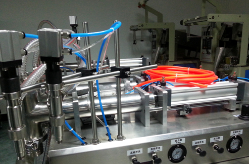 liquid filling machinery semi automatic umplere orizontală lichidă complet pneumatică.jpg