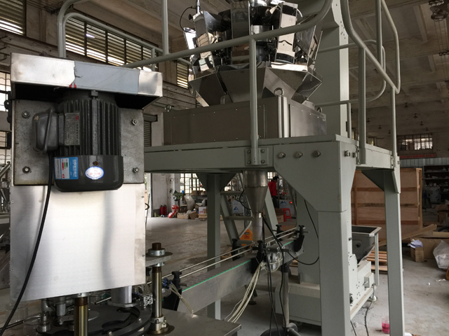 MAȘINĂ DE UMPLUT CONSERVE DE SIGLATURĂ close shot.jpg