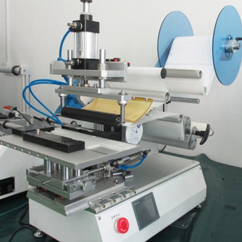 rolling labeling machine for plane surface objects mașini de etichetat semiautomate cu rulare.