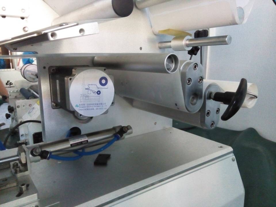 close shot for labeling machines mașini de etichetat semiautomate cu rulare.
