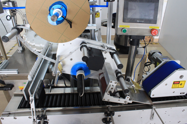 rolling bars from horizontal labeling machine centură sincronă pentru rularea sticlelor.jpg