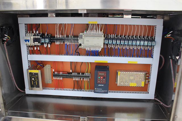 horizontal small bottles labeling machine picture mașină de etichetat orizontală imagine reală.jpg