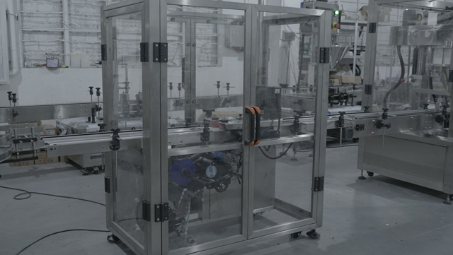 mașină de etichetat borcane cu fund.jpg