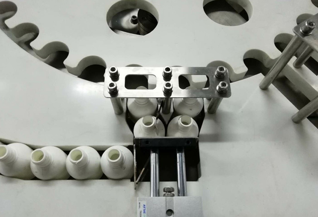 alimentator de sticle.jpg