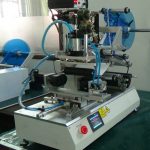 Mașină pneumatică de etichetare cu rulare a sticlelor rotunde, pătrate, cu codificator