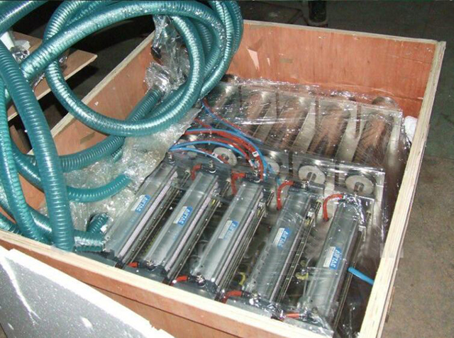 Masina de umplere cu 4 capete in carcasa de lemn.jpg