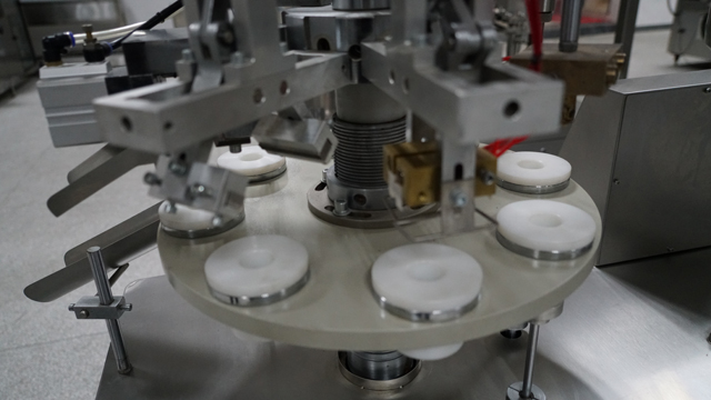 linie de etanșare a umplerii tuburilor semi-automatizate.jpg