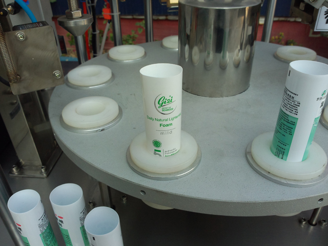 tubes for filling sealing sigilant de umplere tuburi pentru crema.jpg