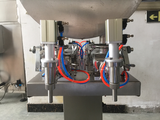 two filling nozzles pneumatic filler equipment duze două.jpg