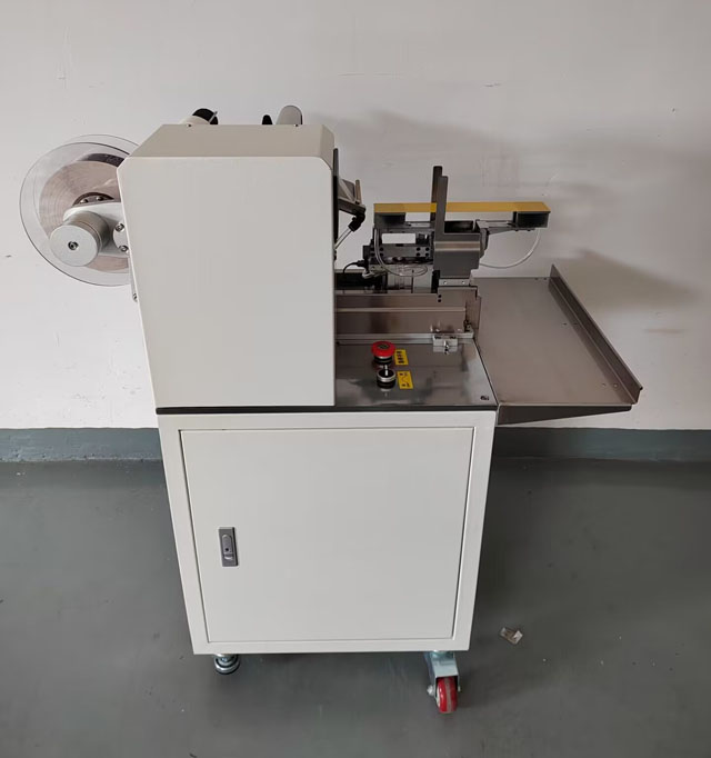 etichetator de ambalare a hranei pentru caini (5).jpg