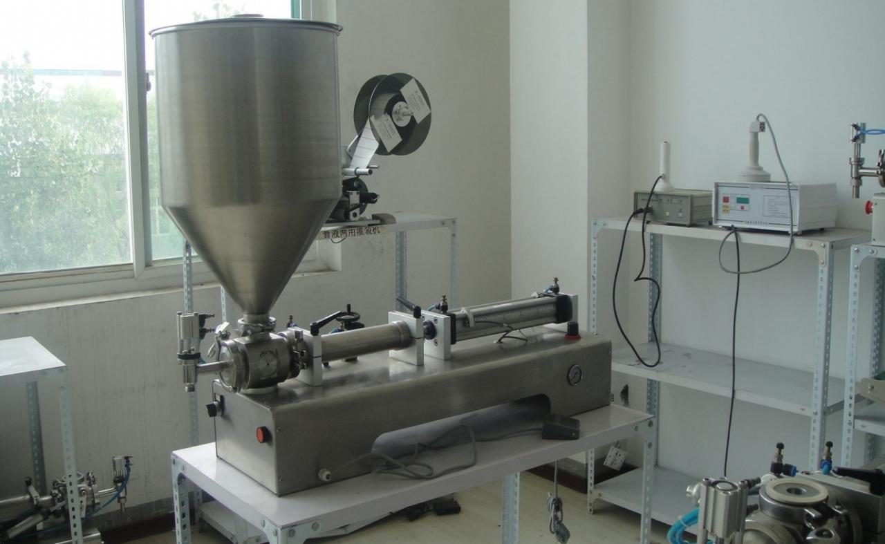 liquid paste filling machine with vertical hopper SINGUR CAP CU MAȘIN DE UMPLUT BUNPER.jpg