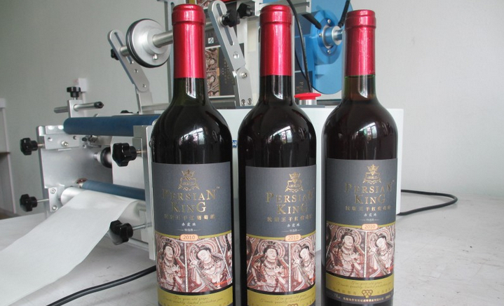 semi automatic labeling machine echipamente de etichetare.jpg