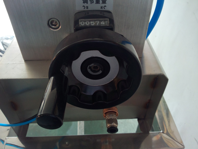 liquid filling machine semi automatic Echipament de umplere șampon.jpg