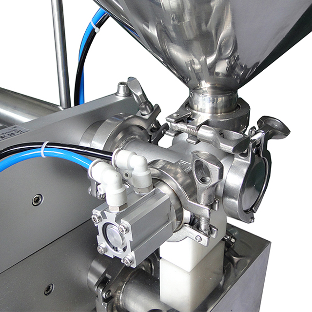liquid filling machine for lotion shampoo cream Echipament de umplere șampon.jpg