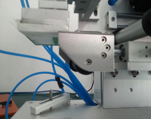 semi automatic flat bottles labeling equipment masina de etichetat plat cu PLC avansat (2).jpg