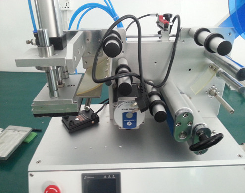 flat surface labeling equipment semi automatic etichetatoare cu suprafata plana echipa (3).jpg