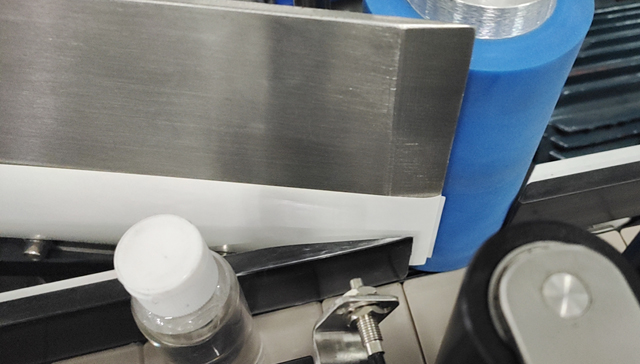 procesul de etichetare pentru sticle.jpg