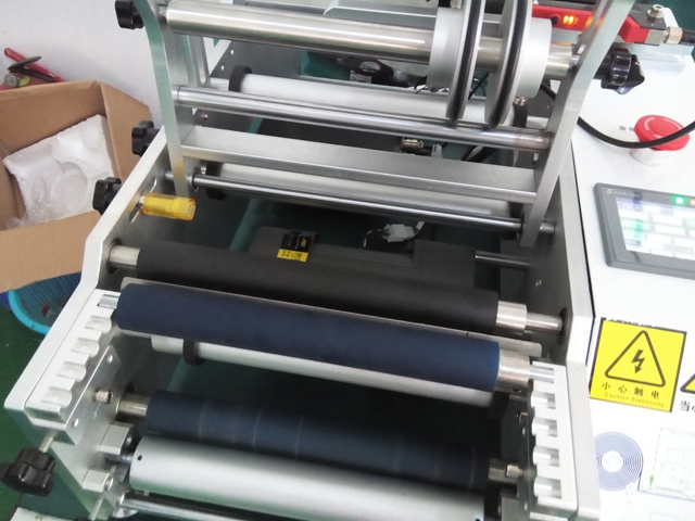 ETICHETAT SEMI AUTOMAT pentru ac de injectare.jpg