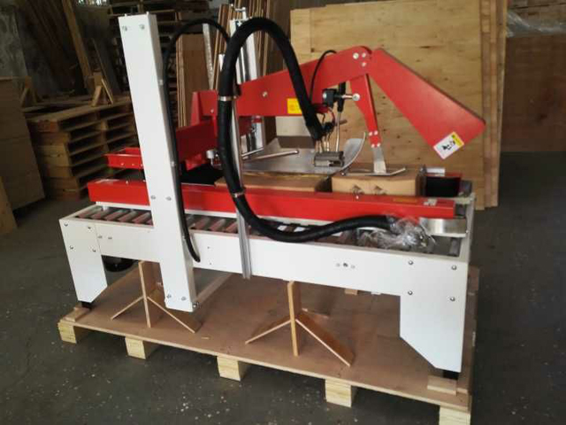 mașină de etanșare carton cu lipici topit la cald.jpg